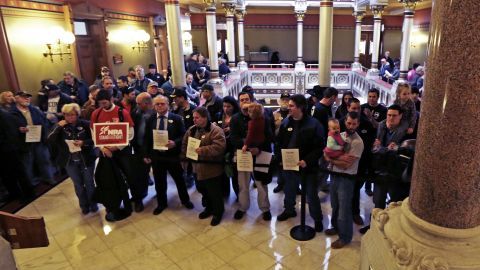 Centenares de defensores del derecho a poseer armas se reunieron en el congreso local en Hartford.