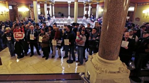 Centenares de defensores del derecho a poseer armas se reunieron en el congreso local en Hartford.