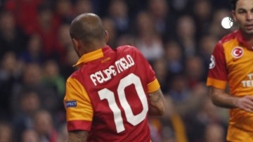 Gonzalo Higuaín mete su disparo entre  Selcuk Inam  y  Felipe Melo para marcar su anotación de ayer.