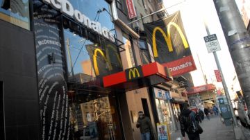 Empleados de cadenas como McDonalds piden un alza al salario que reciben de $7.25 la hora.