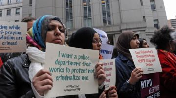 Dentro y fuera del Tribunal Federal de Manhattan, las mujeres afectadas por la práctica policial 'Parar y Revisar' hicieron escuchar su voz relatando sus experiencias y pidieron detener el abuso de los agentes.