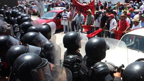 Cientos de maestros protestando ayer frente a la sede del Palacio Legislativo de la ciudad de Chilpancingo, en el estado mexicano de Guerrero.
