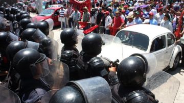Cientos de maestros protestando ayer frente a la sede del Palacio Legislativo de la ciudad de Chilpancingo, en el estado mexicano de Guerrero.