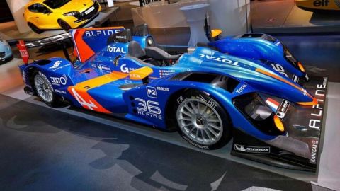 El Renault Alpine con el número 36 fue presentado en el Atelier de la firma en París.