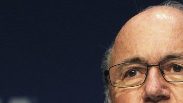 Joseph Blatter, presidente de la FIFA, dice que no es simple darle solución al racismo