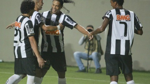 Ronaldinho (2d), atacante del Atlético Mineiro, celebrar un gol ante Arsenal de Sarandí, durante el partido del grupo 3 de la Copa Libertadores, en el estadio Independencia en Belo Horizonte, Brasil.