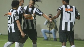 Ronaldinho (2d), atacante del Atlético Mineiro,  celebrar un gol ante Arsenal de Sarandí, durante el partido del grupo 3 de la Copa Libertadores, en el estadio Independencia en Belo Horizonte, Brasil.