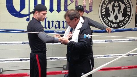 'Canelo' Álvarez es vendado por un miembro de su equipo antes de su práctica en un gimnasio de Santa Mónica.