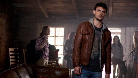 Shiloh Fernández en una escena de 'Evil Dead', que se estrena hoy.