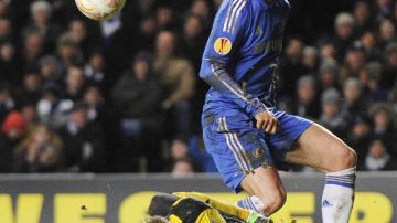 Fernando Torres, usando un protector especial en su rostro, vence al arquero Sergei Ryzhikov en el Estadio Stamford Bridge en Londres.