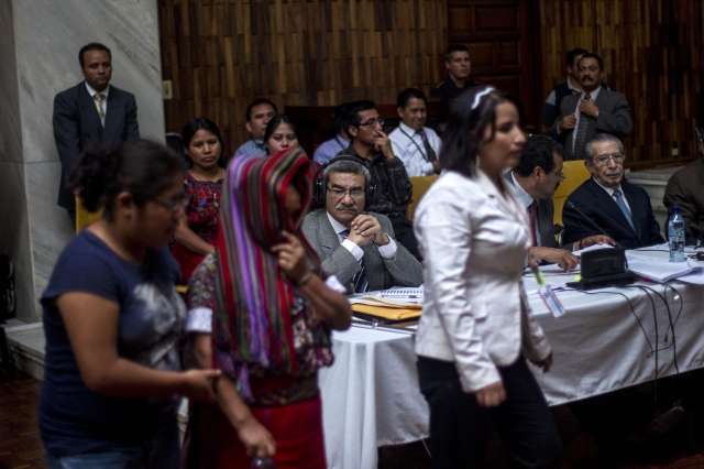 Una mujer indígena víctima de violación (c) se prepara para testificar, durante el juicio por genocidio y crímenes de guerra contra el exgeneral golpista guatemalteco José Efraín Ríos Mont y su antiguo jefe de Inteligencia Militar, José Rodríguez.