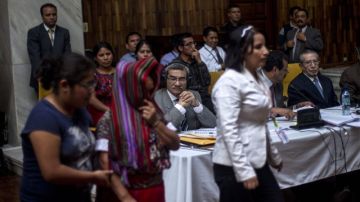 Una mujer indígena víctima de violación (c) se prepara para testificar, durante el juicio por genocidio y crímenes de guerra contra el exgeneral golpista guatemalteco José Efraín Ríos Mont y su antiguo jefe de Inteligencia Militar, José Rodríguez.
