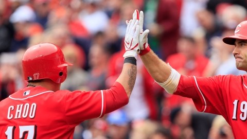 El coreano' Shin-Soo Choo (17) es felicitado por  Joey Votto (19)  luego de pegar jonrón solitario para los Rojos.