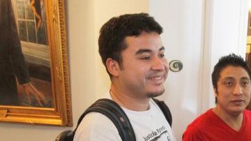 Danilo Lopez (izqda) se da la mano con el Senador Anthony Pollina (drcha) tras votar la iniciativa de las licencias en Montpelier, Vermont.