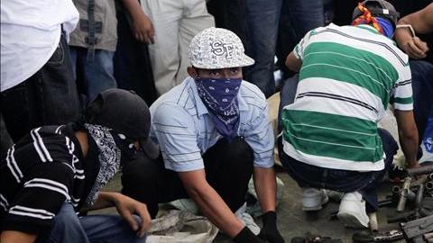 Pandilleros en la entrega de armas de fuego a las autoridades, en el municipio de Apopa, en El Salvador, que fue declarado como "municipio santuario".