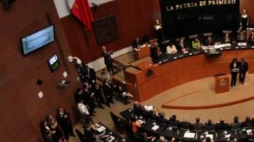 El Senado mexicano analiza la ley para mejorar la eficacia de los consulados en el exterior.