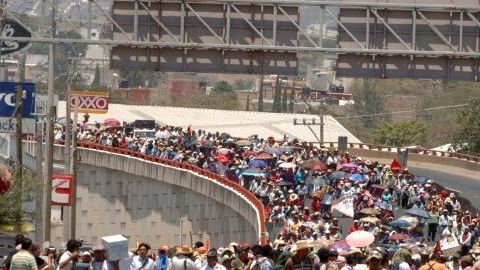 Maestros de la Ceteg marcharon sobre la Autopista del Sol con dirección norte-sur como medida de presión hacia las autoridades para que el Ejecutivo vuelva a enviar al Congreso la iniciativa de decreto para la reforma a la Ley Estatal de Educación.