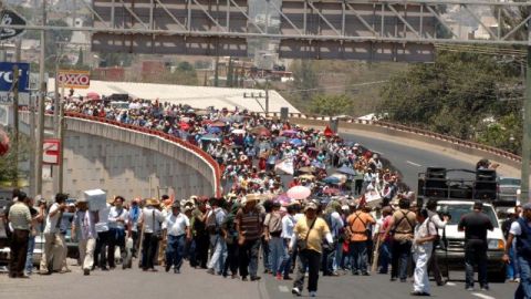 Maestros de la Ceteg marcharon sobre la Autopista del Sol con dirección norte-sur como medida de presión hacia las autoridades para que el Ejecutivo vuelva a enviar al Congreso la iniciativa de decreto para la reforma a la Ley Estatal de Educación.