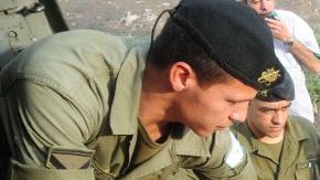 Miembros del Ejército argentino entregan alimentos y colchones a filas de damnificados en La Plata (Argentina).