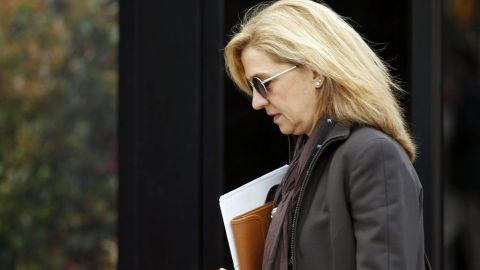 La infanta Cristina llega a sus oficinas de Barcelona bajo un importante dispositivo de seguridad.