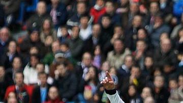 Un golazo de Gonzalo Higuaín ayudó a la remontada merengue sobre el Levante.