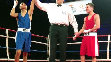 Gilbert Rentería (azul) celebra su victoria ante Nico Hernández en los USA Boxing National Champioships.