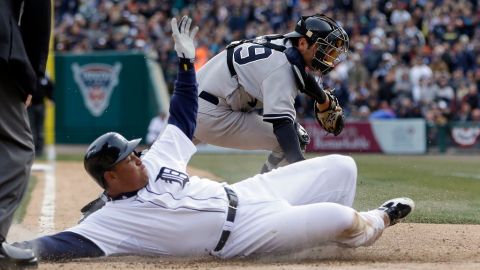 Cabrera se barre para anotar ante el intento de Cervelli por detenerlo.