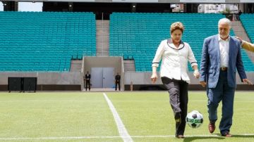 La mandataria de Brasil,  Dilma Rousseff, da la patada oficial para inaugurar el  Arena Fonte Nova junto al gobernador de Bahía.