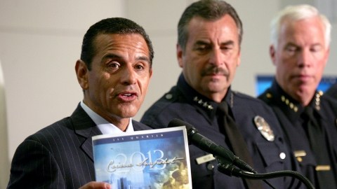 El alcalde Antonio Villaraigosa junto al jefe de LAPD, Charlie Beck, en el acto en el que habló de los logros en seguridad.