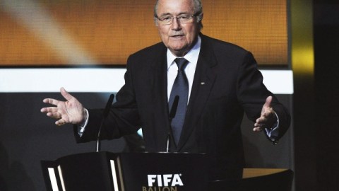 El presidente de la FIFA, Joseph Blatter, se ha visto abrumado por diversos actos de corrupción que debe de investigar.