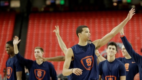 Los jugadores de Syracuse abandonan la cancha tras una práctica para el cotejo de esta noche ante Michigan en la segunda semifinal del baloncesto universitario. Esperan repetir la hazaña conseguida hace una década.