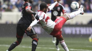 El astro francés Thierry Henry intenta controlar el balón ante la estricta marca de Brandon McDonald, del D.C. United.