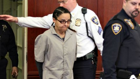 La niñera Yoselyn Ortega presuntamente acuchilló a dos niños y luego intentó suicidarse.