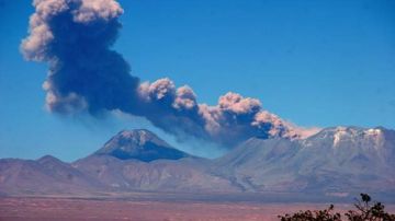 Foto de archivo del volcán Láscar en Chile.