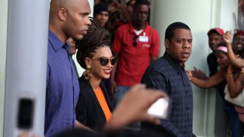 La cantante estadounidense Beyoncé (centro) y su esposo, el rapero Jay-Z salen del Hotel Saratoga en La Habana (Cuba).