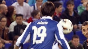 Roberto Soldado, realiza un disparo entre los jugadores del Espanyol,  Diego Colotto y Juan Forlín.