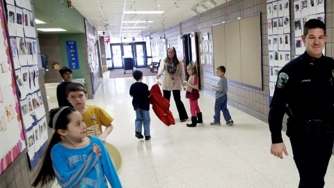 El agente Jeff Strack recorre los pasillos de la escuela elemental Jordan en Minnesota tras abrierse una oficina policial que prestará vigilancia al centro.
