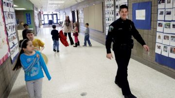 El agente Jeff Strack recorre los pasillos de la escuela elemental Jordan en Minnesota tras abrierse una oficina policial que prestará vigilancia al centro.