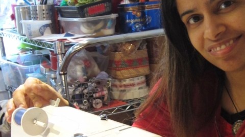 Amarilis Jiménez y su máquina de coser, lista para nuevas creaciones.