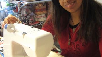 Amarilis Jiménez y su máquina de coser, lista para nuevas creaciones.
