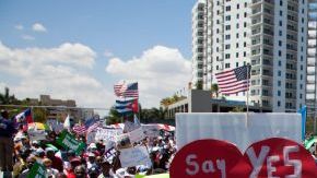 Manifestantes marchan en Miami por la reforma migratoria.