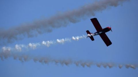 Un piloto participa con su avioneta en el Show Aéreo del Caribe.