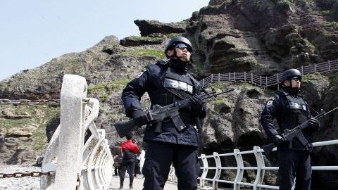 Guardias costeros vigilan un acceso en uno de los islotes de Dodko, situados entre Corea del Sur y Japón.