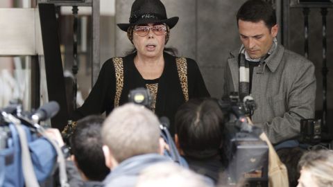 La actriz Marujita Díaz fue una de las primeras en llegar hoy al hogar de su fallecida amiga Sara Montiel.