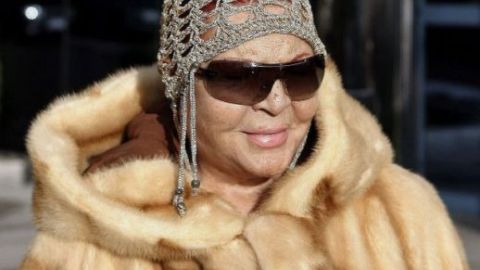 Imagen fechada el 16 de enero de 2013 que muestra a Sara Montiel a su llegada al Instituto Oftalmológico Fernández Vega de Oviedo, donde estaba siendo sometida a tratamiento oftalmológico.