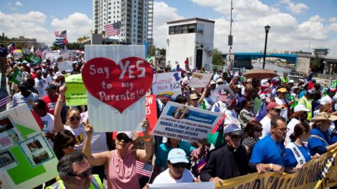 Cientos de personas participan en la marcha para la legalización. 'Di que si! reforma migratoria ahora!', en Miamia.