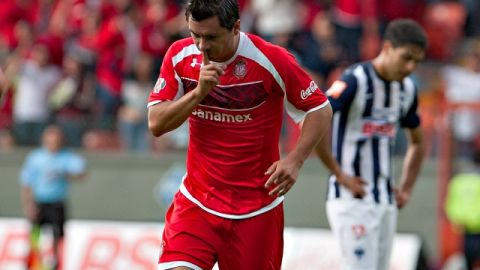 Juan Carlos Cacho pide silencio luego de anotar el único tanto del encuentro contra los Rayados en el Nemesio Díez.