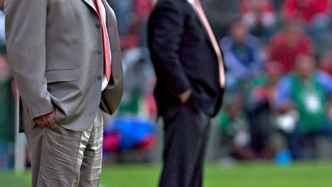 Enrique Meza (izq.) y Víctor Vucetich observan el juego.