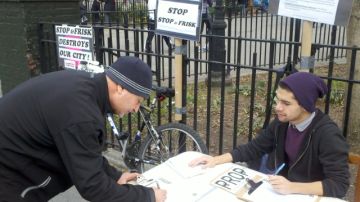 Un neoyorquino firmaba ayer la petición contra la práctica policial 'Stop & Frisk'. La meta es recoger 25,000 firmas pidiendo una reforma integral del NYPD.