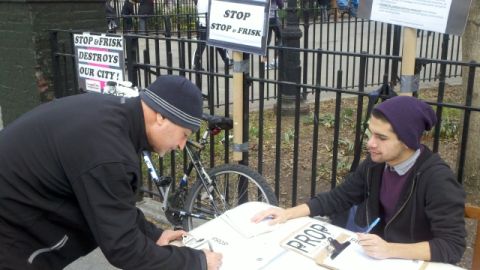 Un neoyorquino firmaba ayer la petición contra la práctica policial 'Stop & Frisk'. La meta es recoger 25,000 firmas pidiendo una reforma integral del NYPD.